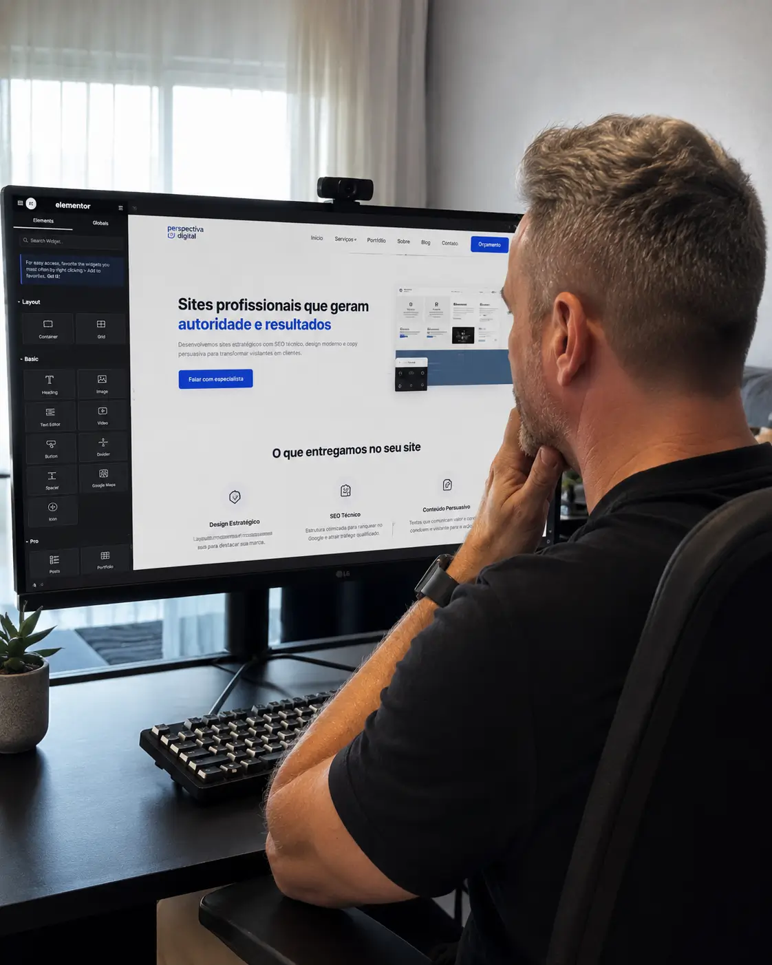 Ricardo Rekowsky trabalhando em projeto de site
